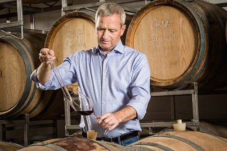 Winzer Andreas Diehl prüft seinen in Holzfässern gereiften Riesling.