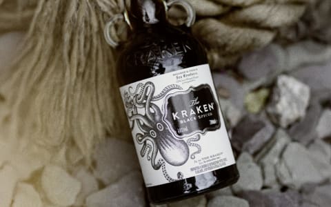 Eine Flasche „The Kraken Black Spiced Rum“.