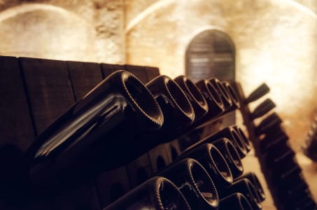 Schaumwein-Flaschen lagern Schräg in Weinregalen während der traditionellen Flaschengärung.