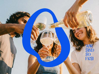 Personen schenken sich alkoholfreien Wein ein