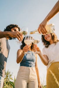 Personen schenken sich alkoholfreien Wein ein