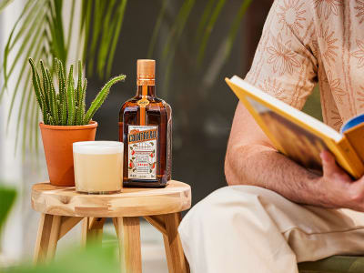 Cointreau in der Flasche auf einem Tisch.