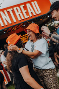 Zwei Frauen feiern ausgelassen auf dem Festival mit Cointreau
