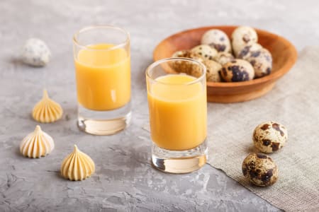 Eierlikör in kleinen Shot-Gläsern