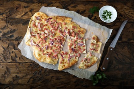Flammkuchen mit Speck und roten Zwiebeln