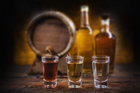 Drei unterschiedliche Grappa in Gläsern