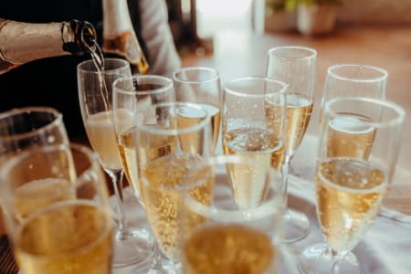 Prickelnder Schaumwein in Gläsern