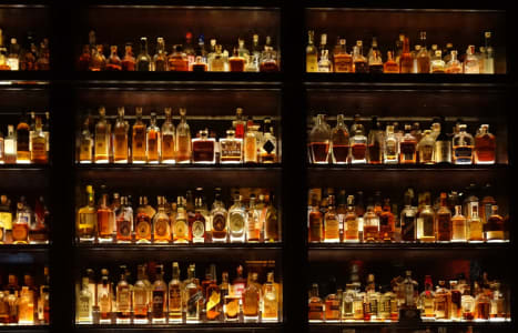 Verschiedene Whisky-Arten in einem Regal