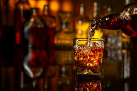 Whisky wird in ein Glas gegossen.