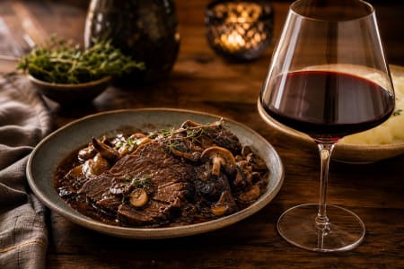 Rinderbraten mit einem Glas Amarone-Rotwein.