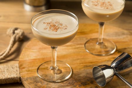 Ein Brandy Alexander Cocktail mit cremigem Schaum.