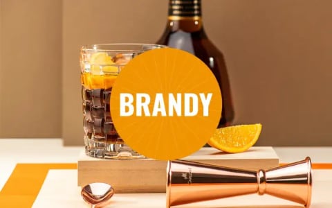 Eine Flasche mit Brandy mit Glas.