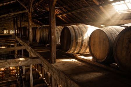 Das Canteiro-Verfahren: Madeira-Weine reifen in sonnengewärmten Fässern unter dem Dach eines Weinlagers.