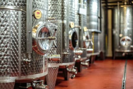 Edelstahl-Gärtanks für Wein.