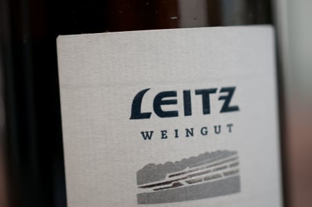 Weißes Flaschenetikett des Weinguts Leitz mit Weinberg-Silhuette.