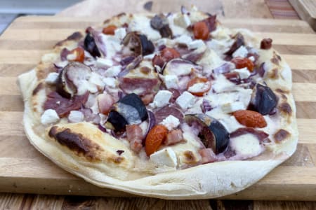 Flammkuchen mit Ziegenkäse und Feigen.