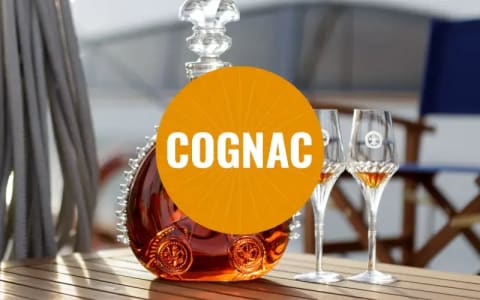 Eine Flasche Cognac mit zwei Gläsern.