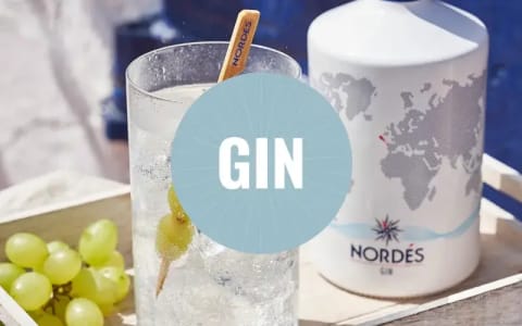 Flasche und Glas Nordés Gin.