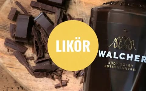 Eine Flasche Walcher-Schokoladenlikör mit gesplitterter Schokolade.