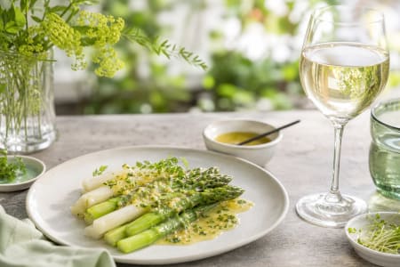 Spargel mit Vinaigrette, dazu ein Glas Weißwein.