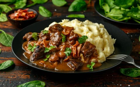 Rindergulasch mit Kartoffelpüree