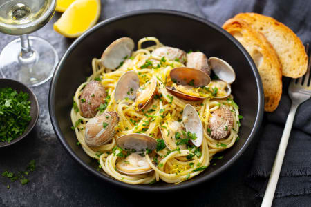 Pasta mit einem Glas Prosecco