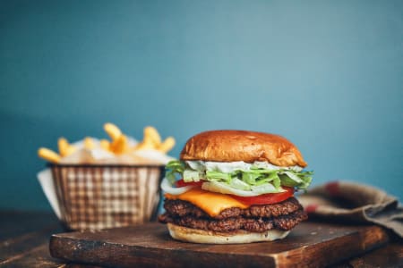 Gegrillter Rinderburger mit Cheddar