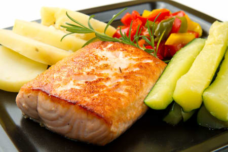 Lachs mit Zucchini und Kartoffeln.