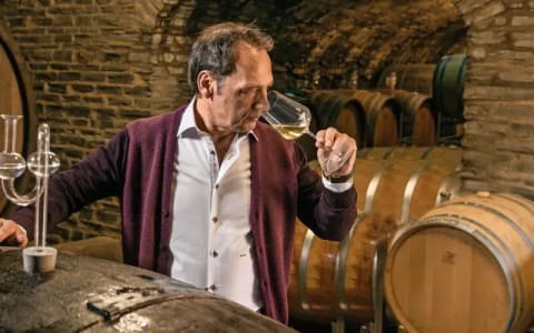 Winzer Markus Molitor in seinem Weinkeller.