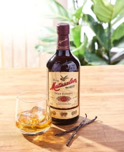 Eine Flasche Rum der Marke Matusalem Gran Riserva 15 mit Glas und Vanilleschoten.
