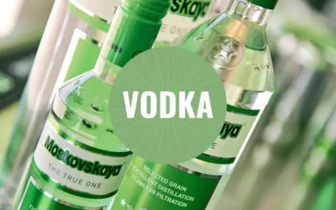 Vodka-Flaschen der Marke Moskovskaya.