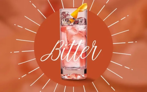 Ein Cocktailglas mit rosa Bitter-Getränk.