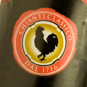 Der Schwarze Hahn auf auf dem Etikett am Flaschenhals eines Chianti Classico.