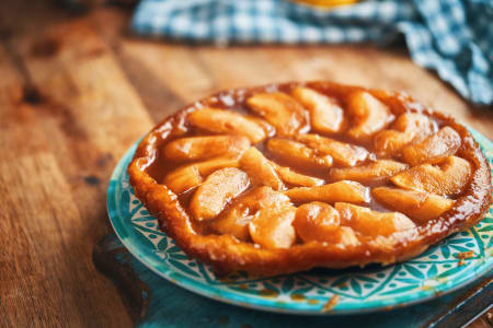 Tarte Tatin, ein französischer Apfelkuchen, mit karamellisierten Äpfeln.