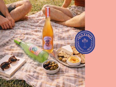 Antipasti-Teller mit Crostini, Oliven, Schinken und italienischen Snacks, begleitet von einem erfrischenden Orangen-Spritz.