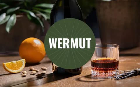 Eine Flasche Wermut mit Glas.