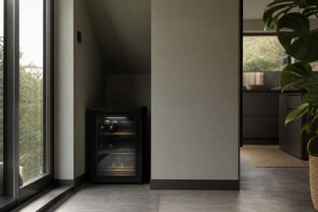 Wohnung mit Nische, in der ein kompakter Weinkühlschrank steht.