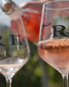 Zwei Gläser vom Weingut Trenz werden mit Roséwein gefüllt.