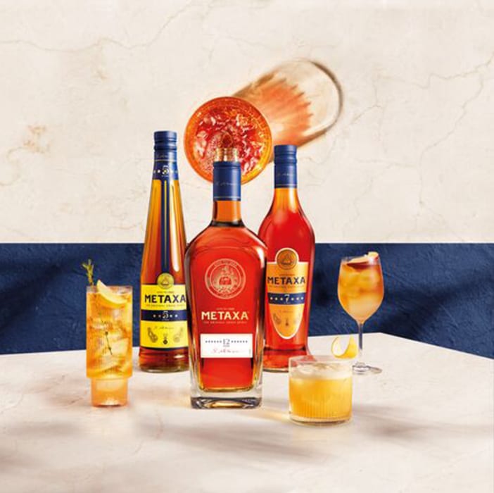Verschiedene Metaxa-Flaschen und Drinks.