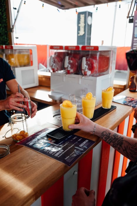 Drei Cocktails auf der Theke eines Cointreau-Festivalstands.