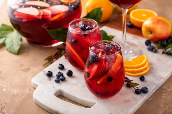 Silvester Bowle mit Sekt und Früchten