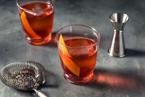 Apple-Boulevardier-Cocktail mit Orangenzeste.
