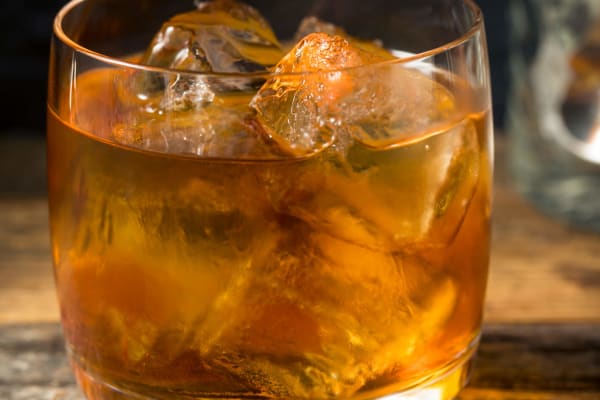 French-Connection-Cocktail mit Eiswürfeln.