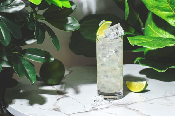 Italian Mule Cocktail mit Limettenstück garniert.