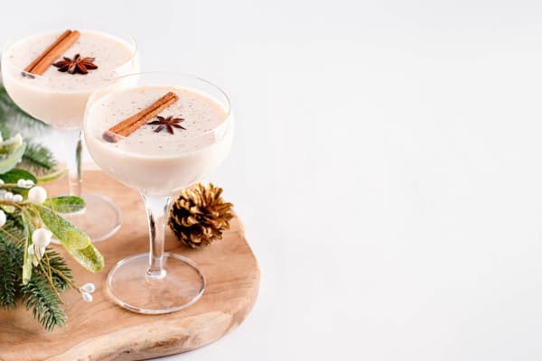 Zwei Coupegläser White-Christmas-Cocktail.