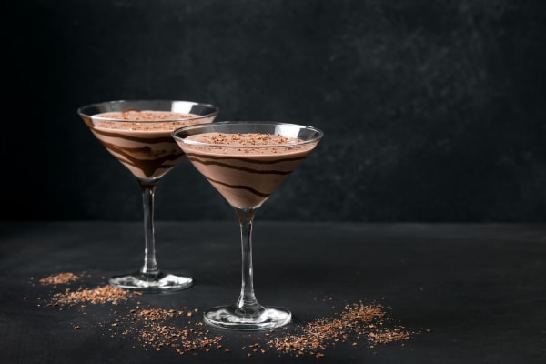 Zwei Gläser Chocolate-Hazelnut-Martini-Cocktail.