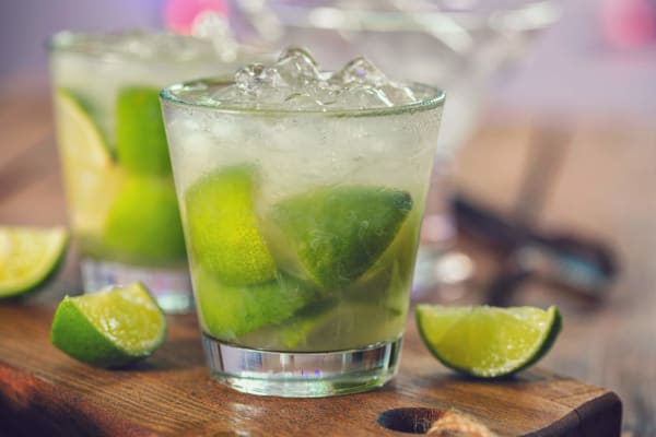 Zwei Gläser Ipanema Cocktail mit Limette.