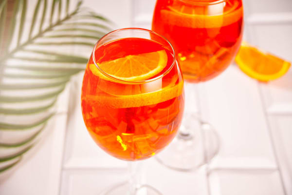 Zwei Gläser Polly's Italian Spritz mit Orangenscheiben.