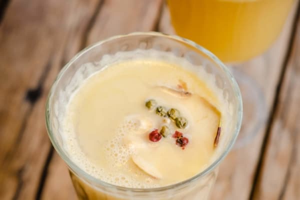 Zwei Winter-Cocktails Hot Colada.