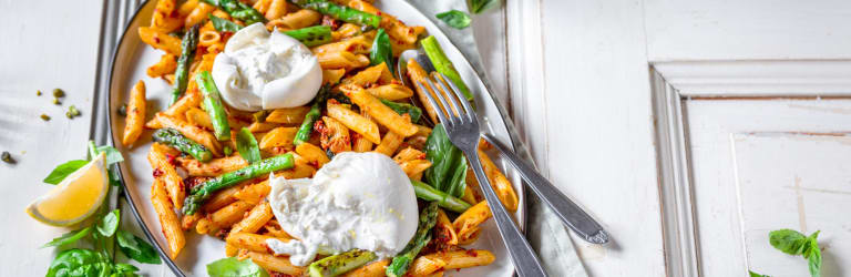 Pennesalat mit grünem Spargel und Burrata